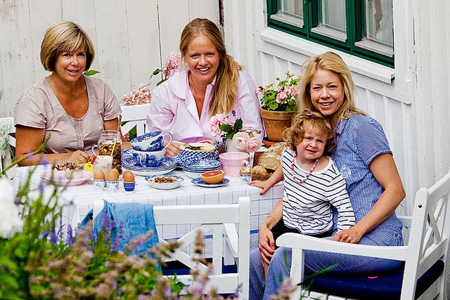 Många och långa är frukostarna när familjen om somrarna samlas på sitt älskade Marstrand. Njut av några av recepten ur Sommar med systrarna von Sydow.