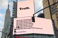 New York Times kampanj syns på en enorm ljustavla i centrala New York. 