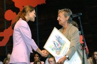 Författaren Christine Nöstlinger (1936–2018) tar emot ­Almapriset från kronprinsessan Victoria 2003.