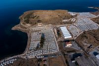 Ett tillfälligt flyktingläger som har byggts upp på den grekiska ön Lesbos, dit många migranter har kommit via båtar.