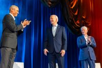 USA:s president Joe Biden flankerad av expresidenterna Barack Obama och Bill Clinton vid insamlingsevenemanget på torsdagskvällen i New York.
