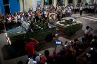 Fidel Castros aska körs genom den kubanska staden Bayamos huvudgata under den så kallade "frihetskaravanen".