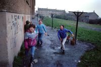 Barn i Glasgows miljonprogramsområde Easterhouse Estate. Bilden är hämtad ur tv-programmet ”Viewpoint (Living on the edge)”.