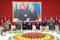 På denna bild som Nordkoreas regering tillhandahållit ses Kim Jong Un och Rysslands försvarsminister Sergej Shoigu under dennes besök i Pyongyang i juli. Arkivbild.