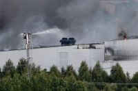 Polarbröds fabrik i Älvsbyn har totalförstörts i en brand. Bara några hundra meter bort ligger Älvsbyhus, som av säkerhetsskäl fick stänga sin anläggning.
