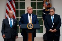 President Donald Trump, flankerad av handelsminister Wilbur Ross och justitieminister William Barr, utanför Vita huset på torsdagen.