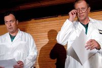 Klockan tre natten till den 11 september 2003 höll överläkare Göran Wallin och verksamhetschefen Lars Ihrestedt på Karolinska universitetssjukhuset i Solna en presskonferens där de berättade om läkarnas kamp för att rädda utrikesminister Anna Lindhs liv. Drygt två timmar senare var hon död.