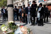 Återigen samlas blomsterkvastar på trottoaren i Paris. Nu hedras polismannen som sköts till döds i går kväll på paradgatan Champs-Elysées.