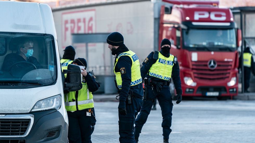 Polis och passkontrollanter på plats på den svenska sidan av Öresundsbron. Arkivfoto.