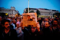 Demonstration mot att regeringen stoppat Ungerns största dagstidning Népszabadság, i Budapest, i helgen.