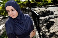 Jasmine Nabaoui utanför moskén på Södermalm.