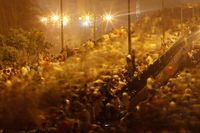 Mursi-anhängare flyr från tårgas på en bro i centrala Kairo.