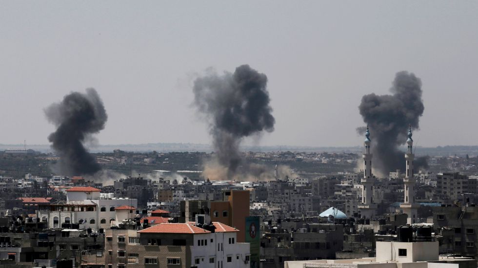 Rök stiger över hus på Gazaremsan efter bombningar genomförda av israelisk militär i juli 2014. Arkivbild.