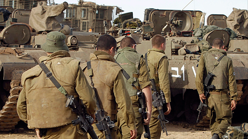 Israeliska tanks redo vid gränsen till Gaza.