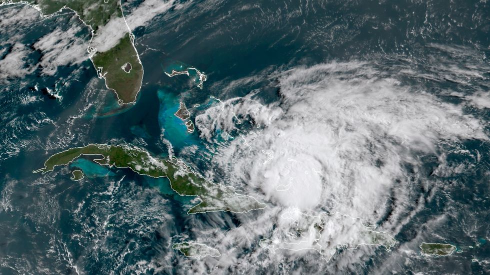 Orkanen Isaias är på väg med Florida. Satellitbilden togs strax före klockan 15, svensk tid, på fredagen.