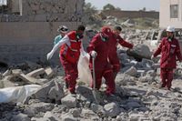 Räddningsarbetare gräver fram kroppar efter ett saudisklett flyganfall mot staden Dhamar i Jemen. Arkivbild.