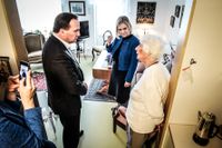 Stefan Löfven och finansminister Magdalena Andersson hälsar på Ingegerd Arliden under sitt besök på äldreboendet Trädgårdarna i Örebro.