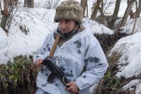 En ukrainsk soldat vid linjen som skiljer dem från ryskstödda separatister i Donetsk, Ukraina. Arkivbild.