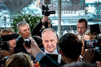 V-ledaren Jonas Sjöstedt meddelar att partiet röstar för att släppa fram Stefan Löfven på fredag. 