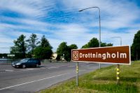 Drottningholm med omgivning blev 1991 Sveriges första världsarv på Unesco:s lista. Ett återkommande hot har rört den kraftiga trafiken genom området.