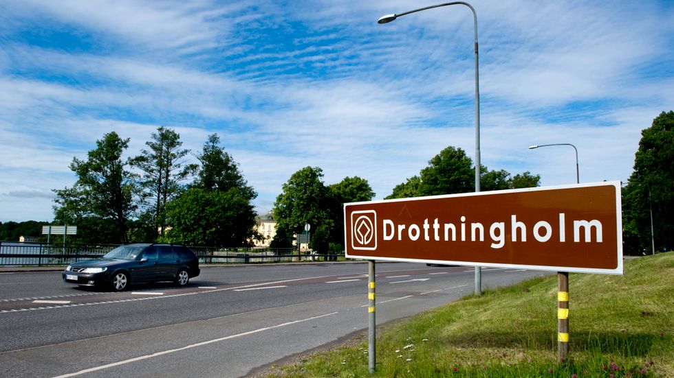 Drottningholm med omgivning blev 1991 Sveriges första världsarv på Unesco:s lista. Ett återkommande hot har rört den kraftiga trafiken genom området.