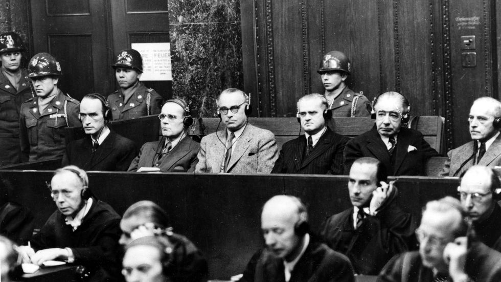 Chefer inom tyska storföretaget Krupp inför rätta i Nürnberg 1947. Företaget anklagades bland annat för att använt sig av slavarbete. 