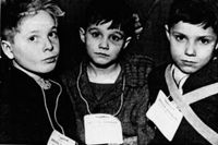 Barnen som kom till Sverige åtföljdes av barnsköterskor från Rädda barnen. Bilden från Landskrona museums årsbok ”Landskronaboken 1984”.