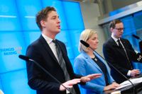 Karolina Skog (MP), Emil Källström (C), finansminister Magdalena Andersson och Mats Persson (L) presenterar nya satsningar.