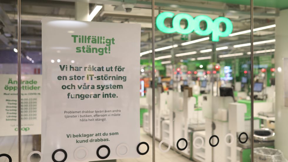 Coop har stängt nästan landets alla 800 butiker efter en it-attack. I nuläget är prognosen att det består hela lördagen.