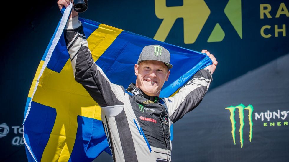 Johan Kristoffersson vinner rallycross-VM, deltävling 6 av 12, på Höljes motorstadion och rycker i VM-tabellen.