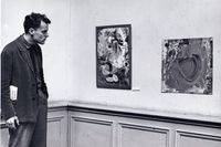 Öyvind Fahlström vid en utställning på Konstakademien 1959. Av misstag hade man hängt upp en masonitskiva (till höger) som Falström använt för att rengöra sina penslar på. 