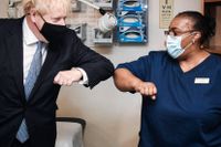 Premiärminister Boris Johnson hälsar på sjuksköterskan Marina Marquis.