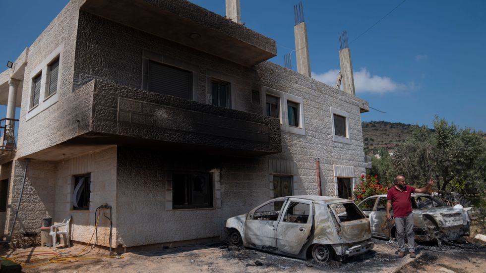 Akef Abu Alia inspekterar förödelsen efter att hans hus och bilar satts i brand i byn al-Mughayyir på Västbanken tidigare i april.