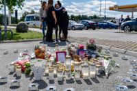 Blommor och ljus på platsen där en tolvårig flicka sköts ihjäl vid en snabbmatsrestaurang i Botkyrka i början av augusti. Arkivbild.