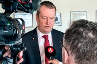 Migrationsminister Anders Ygeman (S) intervjuas i samband med en träff med journalister i riksdagen.