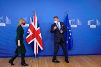 Storbritanniens utrikesminister Liz Truss och EU-kommissionens vice ordförande Maros Sefcovic i Bryssel i februari. Arkivbild.