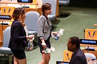 Presenter, eller giveaways, placerades ut på borden i FN:s generalförsamling inför omröstningen.