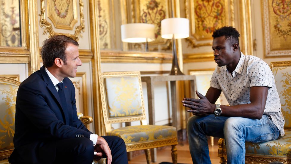 Frankrikes president Emmanuel Macron med den 22-årige maliern Mamoudou Gassama i Élyséepalatset i Paris. Gassama ska nu ges franskt medborgarskap, har Macron beslutat.