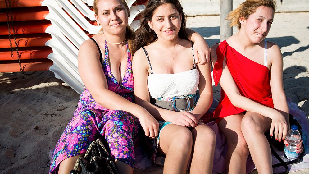 Aynur Nazikova, 18, Ildas Nazikova, 13, och Silvia Ivanova, 27, Bulgarien.