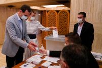 Syriens president Bashar al-Assad och hans fru Asma syns kasta sin röst i söndagens parlamentsval.