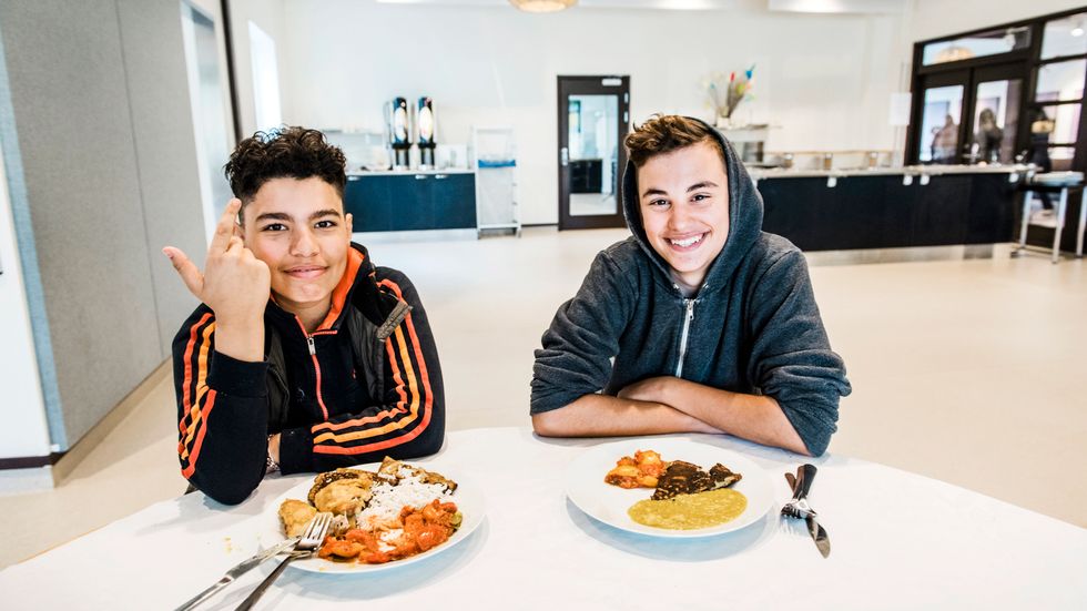Maxi och Vasse går på Fryshusets skola i Husby, där Sopköket gör maten ett par dagar i veckan. 