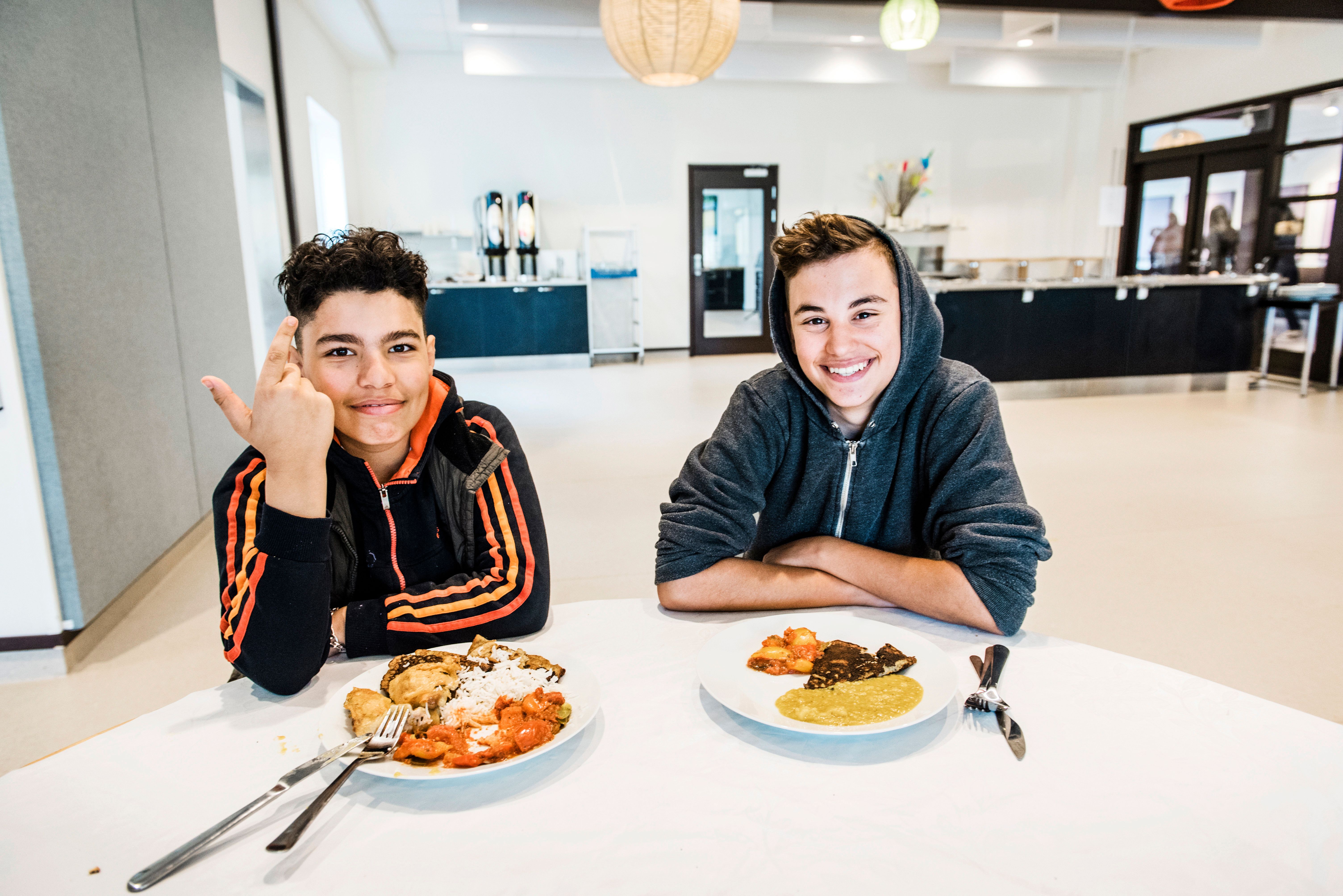 Maxi och Vasse går på Fryshusets skola i Husby, där Sopköket gör maten ett par dagar i veckan. 