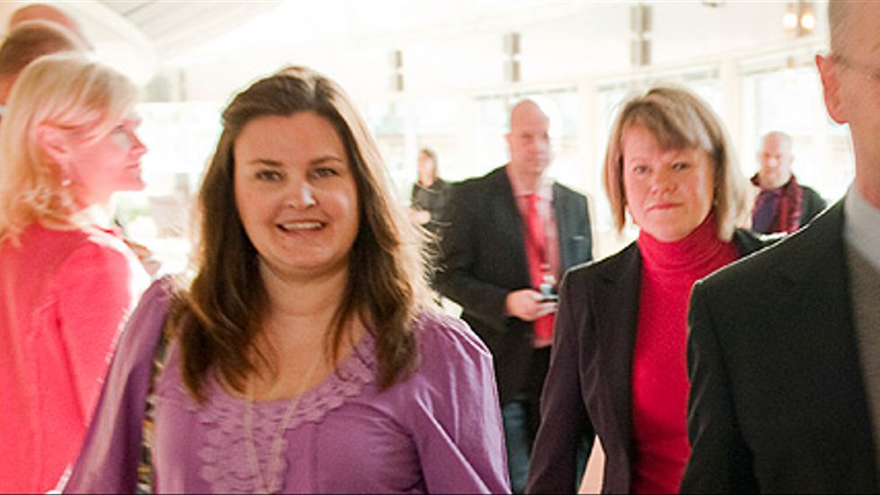 Mikaela Valtersson (MP) såg lite gladare ut än Ulla Andersson (V) och Thomas Östros (S) när skuggbudgeten skulle presenteras.