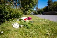 Blommor på mordplatsen i Linköping.