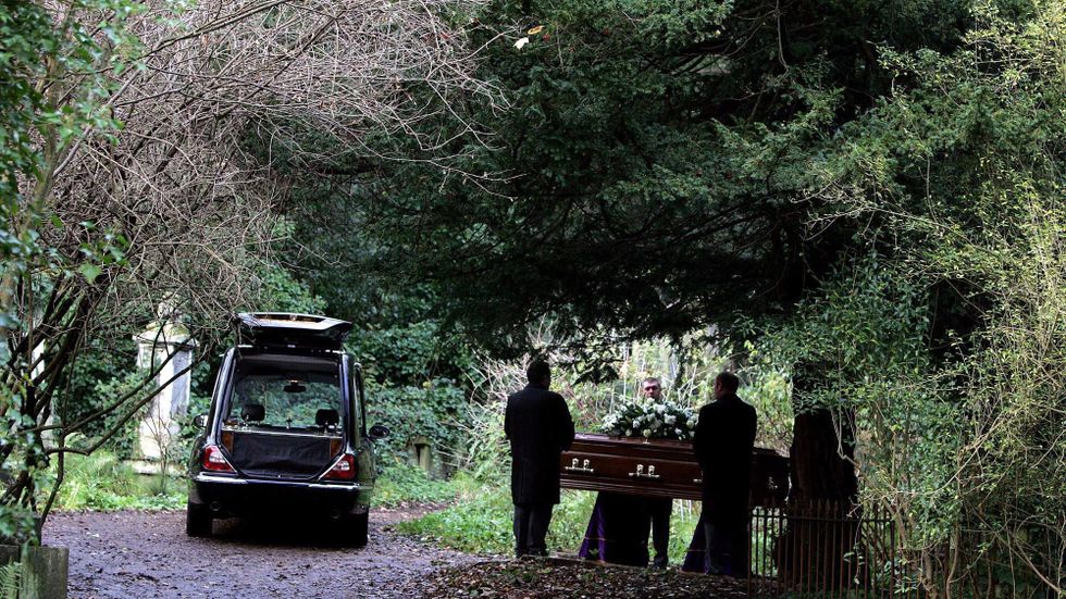 Kistan med Alexander Litvinenko bärs till begravning på Highgate kyrkogård i London 7 december 2006.
