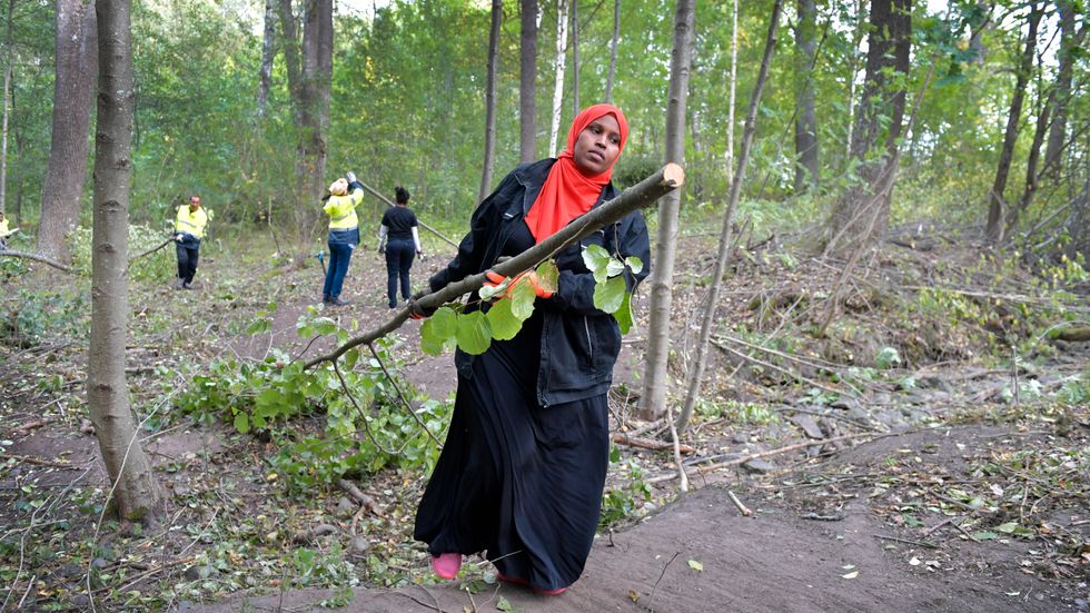 Ett tiotal personer som fått subventionerade anställningar via Skogsstyrelsen arbetar med att städa upp efter en röjning i Vaxholm norr om Stockholm. På bilden syns Ismahan Ali som kom till Sverige från Somalia för fyra år sedan.