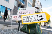 Skyltar från olika mäklarfirmor gör reklam för lediga lägenheter i ett nybyggt område i Sundbyberg. Arkivbild.