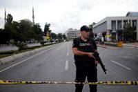 Turkisk polis står vakt i närheten av platsen där explosionen inträffade på tisdagen.