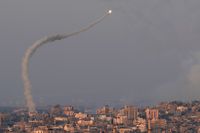 Raketer avfyras över staden Gaza mot mål i Israel på söndagen.