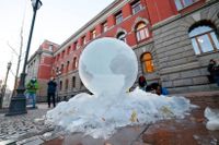 En jordglob i is – känslig för temperaturhöjningar – placerades utanför Högsta domstolen när målet behandlades i november. Arkivbild.